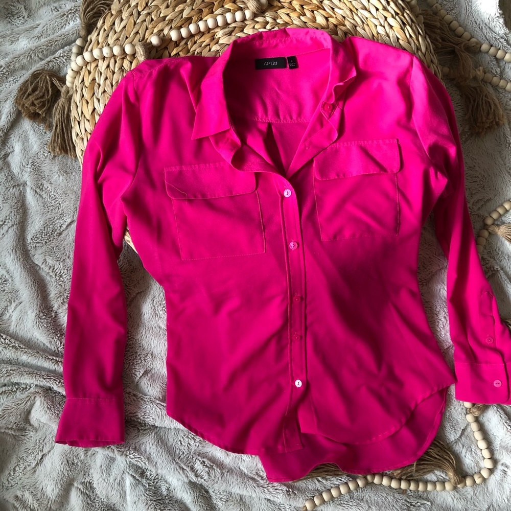 ✨Bundle 10 for $20 🏷 |
🍉Bright Pink Button-up Top